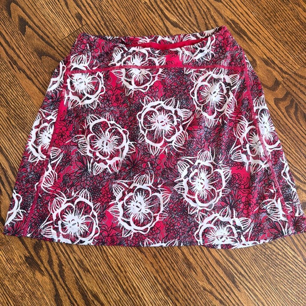 Skirtsports burgundy/black/gray floral stretch pull on skort. XS